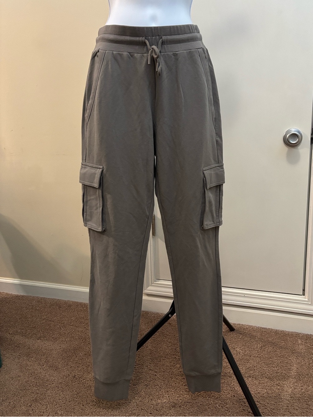 ALO Yoga Women's Cargo Joggers in Taupe Gray size Small
